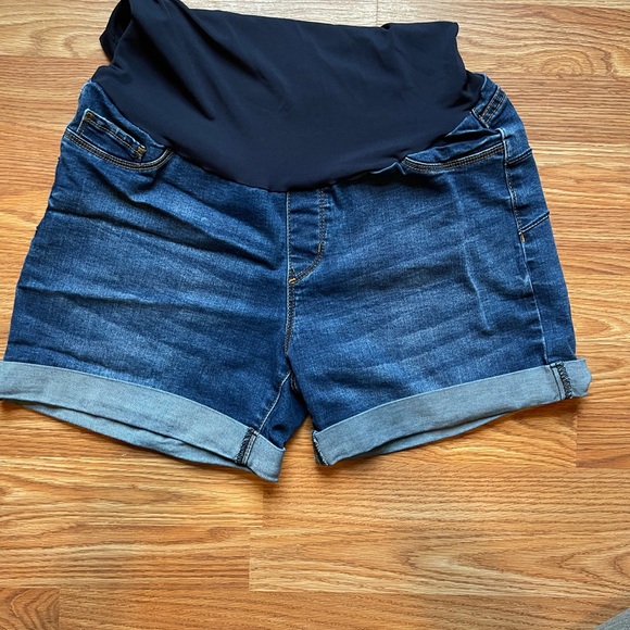MATERNITY SHORTS SIZE LARGE - Picture 1 of 2